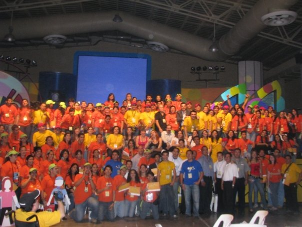 The full Espacio Centroamérica volunteer and production team gathered on stage